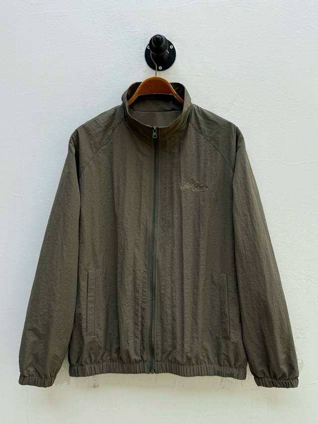 Acne 徽标刺绣盐缩立领夹克、代工厂p出品 早秋新品 这款夹克选用当下流行的立领宽松廓形，搭配盐缩面料，重新诠释现代都市时尚 胸口饰有徽标刺绣，线圈自然堆叠，