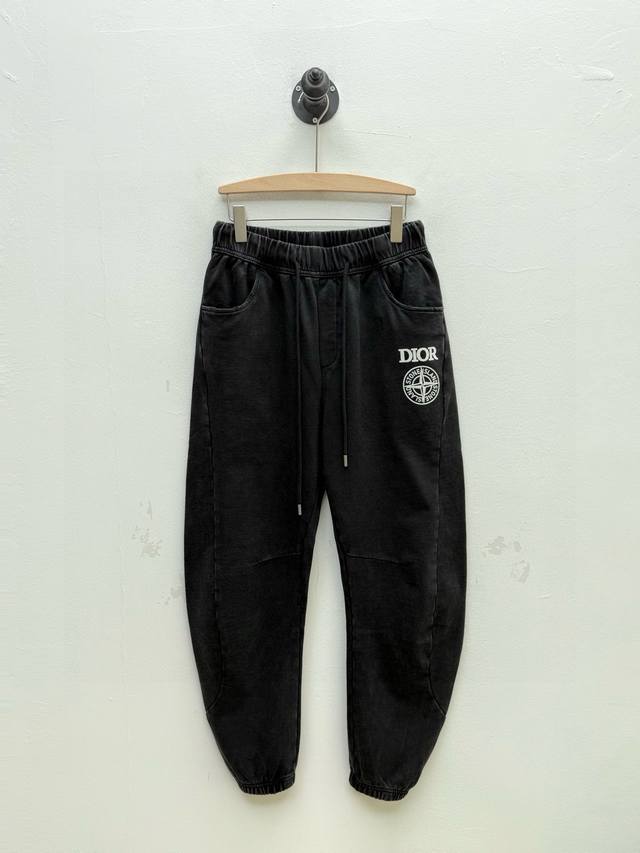 D 岛联名印花弯刀束腿裤、代工厂p出品 早秋新品 这款裤子选用弯刀束腿的版型，通过水洗与破洞做旧为简约廓形注入时间沉淀的故事感，正面裤腿与后裤兜的印花均采用植绒