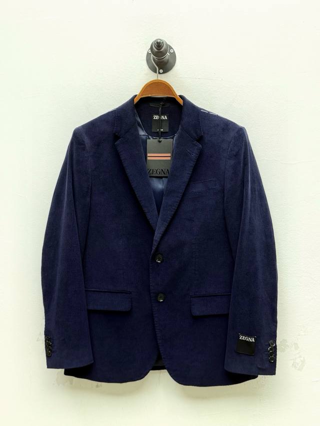 Zz 羊绒混纺灯芯绒两粒扣休闲西装、原单 客供Cashco面料 这款西服采用全衬精裁修身版型，搭配腋下香水垫 汗托 细节，摒弃冗余装饰，塑造利落廓形 纽扣采用牛