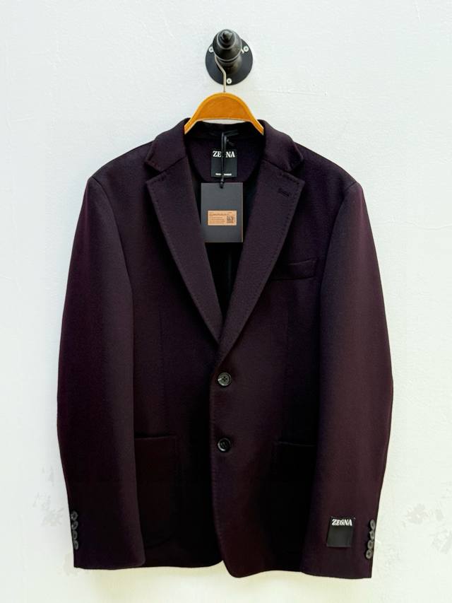 Zz 羊绒两粒扣休闲西装、原单 客供Oasi Cashmere面料 这款西服采用半衬精裁修身版型，后颈点缀小牛皮细节，摒弃冗余装饰，塑造利落廓形 纽扣采用牛角材