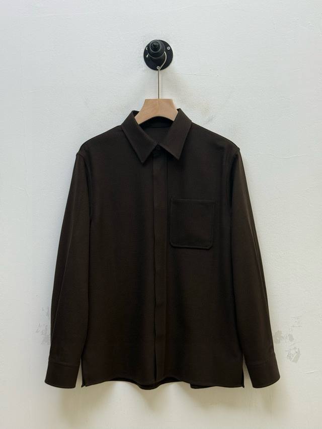 Zz 羊绒长袖衬衫外套、尾单 客供Oasi Cashmere面料 早秋新品 这款外套选用经典的衬衫版型，配以风格休闲的衬衫领和胸袋，展现对优雅男装的现代诠释 隐