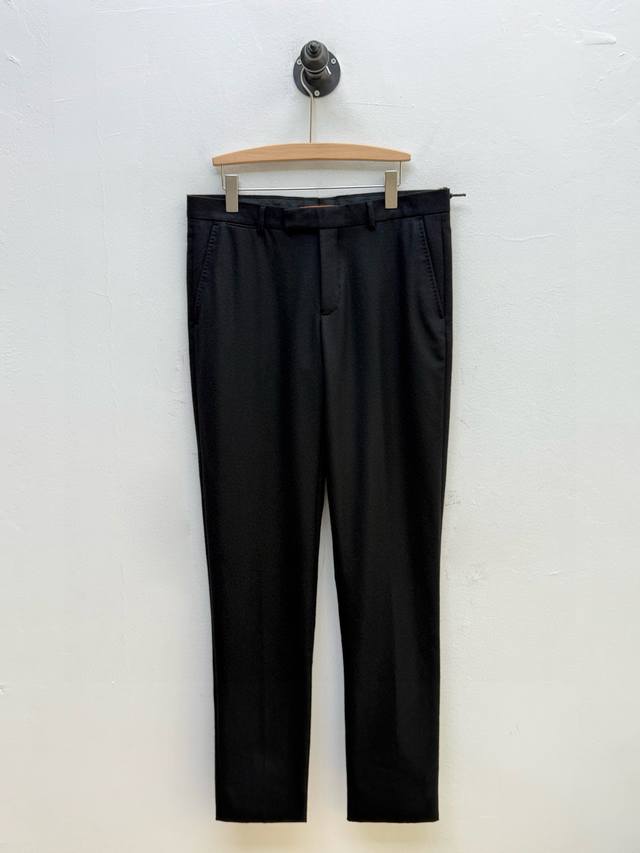 Zz Trofeo羊毛西裤、原单 客供面料 秋冬新品 这款羊毛西裤采用经典的直筒微收的版型，摈弃了一切多余装饰，整体线条利落干净，完美平衡了松弛与得体，显得人利