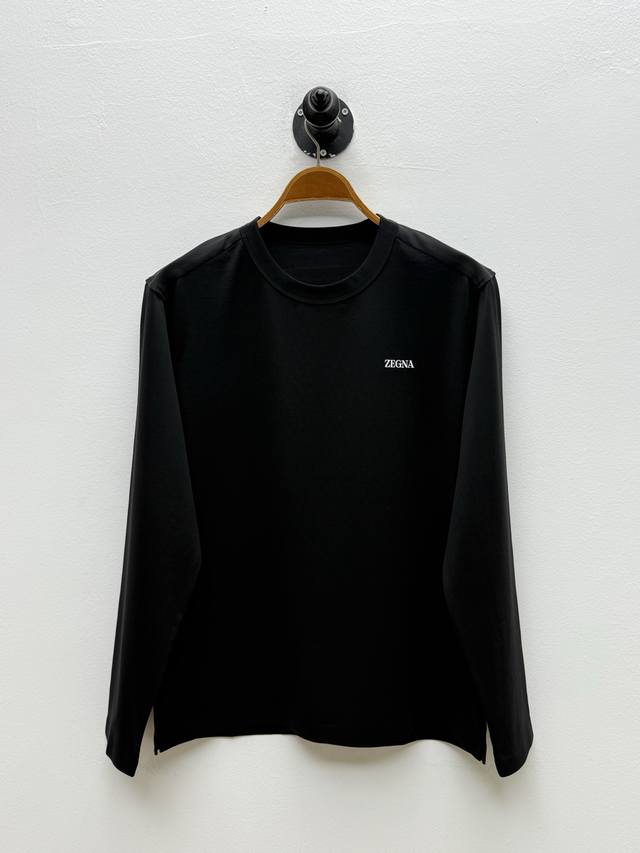 Zz 经典印花装饰圆领打底衫、代工厂p出品 秋冬新品 正面饰有经典品牌字样印花，摈弃繁复装饰，塑造干净利落廓形 后领处的装饰织带以品牌经典元素点睛，低调彰显品牌