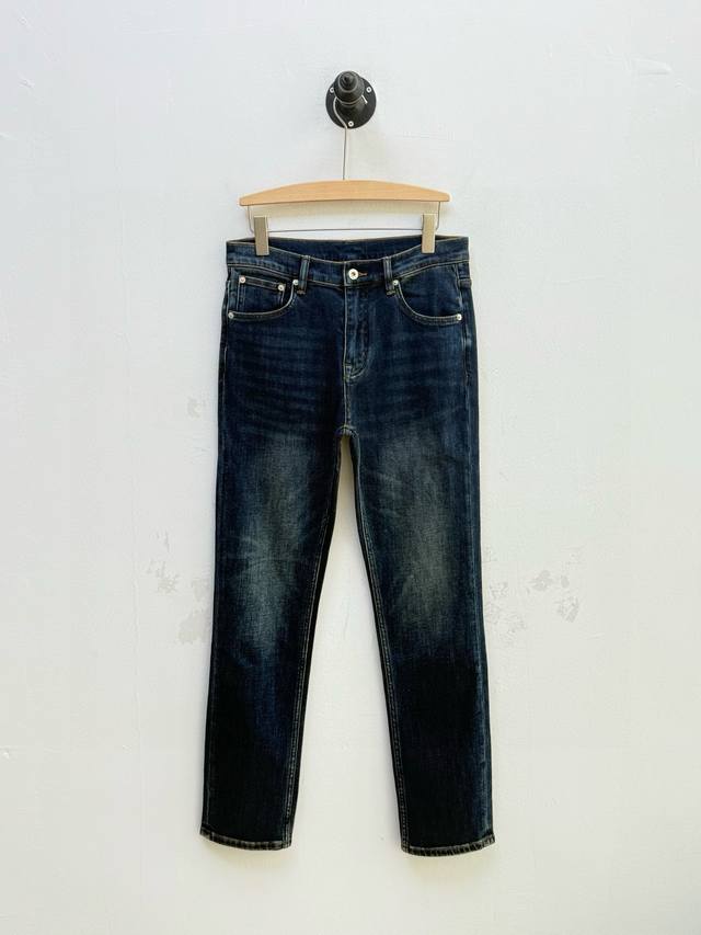 Bur 徽标刺绣五袋牛仔裤、代工厂p出品 早秋新品 本款牛仔裤采用经典的五袋裤设计，铆钉和门襟纽扣均镌刻Logo，完美复刻品牌细节 背后皮标采用麂皮工艺，压印骑