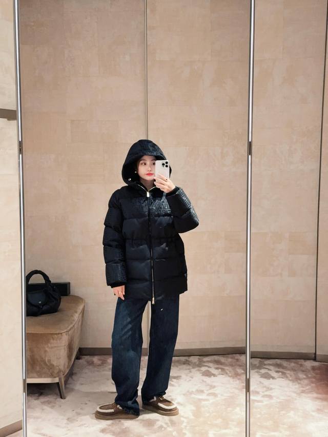 Fend* 25Fw秋冬新款 暗纹提花拼接中长款羽绒服丨独家Yb开发！高版出品！衣身采用 满印双F暗纹面料+纯黑哑光面料 撞接设计，低调肌理中透出品牌标志性辨识