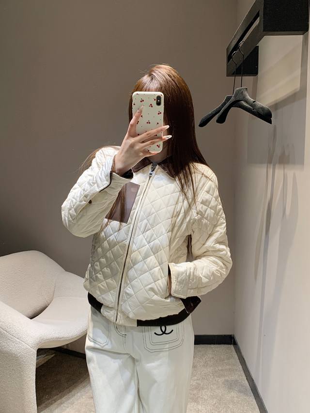 Loe*E 25Fw秋冬新款 菱格纹皮标翻领格纹棉服丨独家高版出品！轻盈菱格绗缝面料，兼具保暖性与垂坠感，上身无臃肿感；胸前的深棕皮质贴标，压印经典Anagra