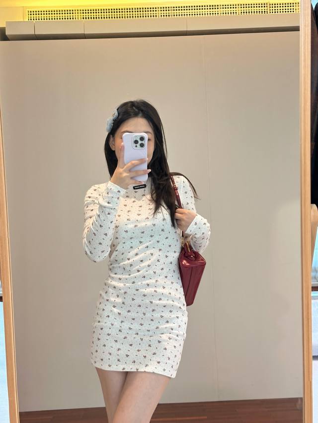 Miumi* 25Fw早秋新款 徽标碎花长款T恤裙丨独家Yb开发！高版出品！奶白底色衬以棕调迷你碎花印花，细碎图案自带软萌少女感，贴身版型自然勾勒身形曲线，领口