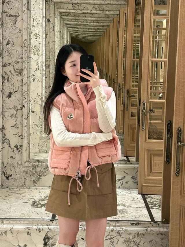 Moncl*R 24Fw秋冬新款 口袋装饰丝绒抽绳马甲羽绒外套丨独家Yb开发！高版出品！立领设计挡风保暖 Logo徽章点缀 简约又高级 国标90绒填充 充绒量足