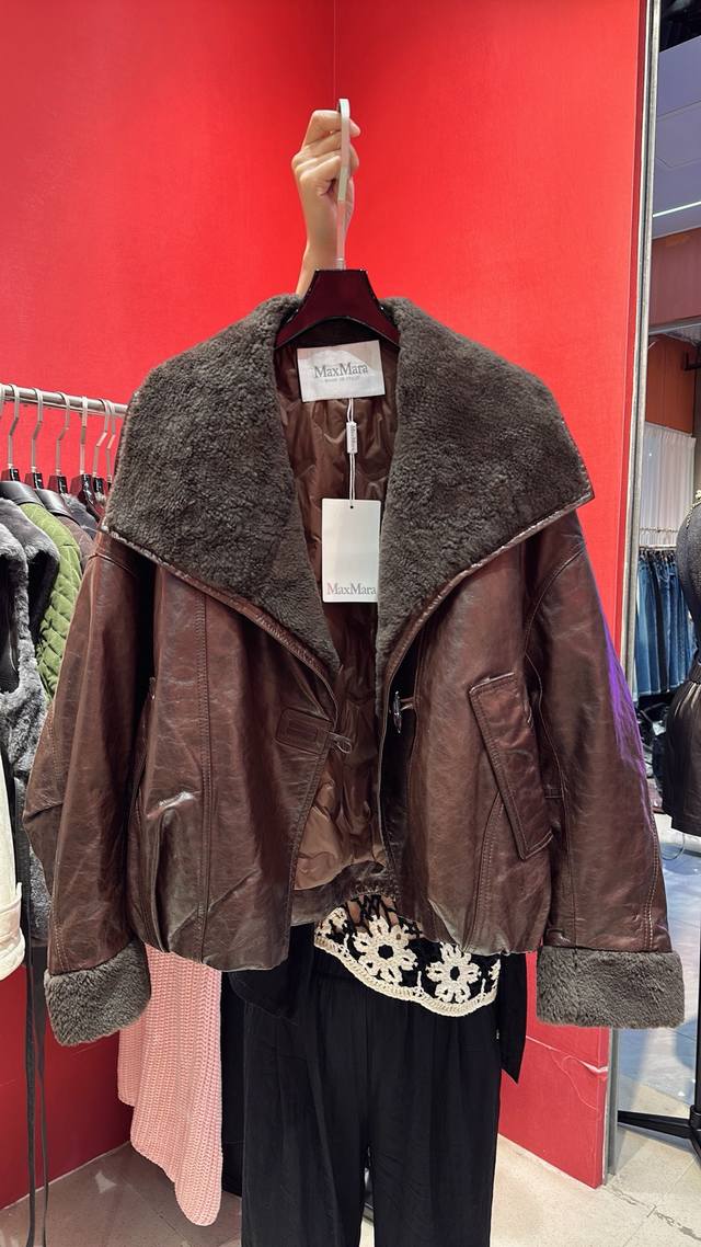 Mpaxmpar 顶级绵羊皮充白鹅绒 羊羔毛领 酷酷的机车皮衣 码数 S Mp Lp Xl