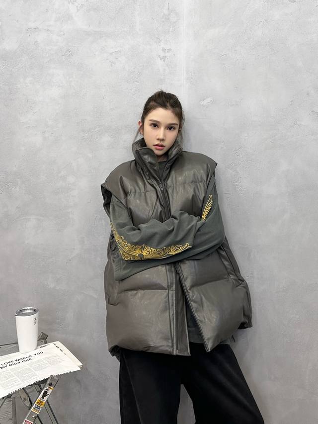 巴黎 ｜ 新款羽绒马甲，经典刺绣标，环保pu仿皮面料，90白鹅绒填充，男女同款，尺码Sml