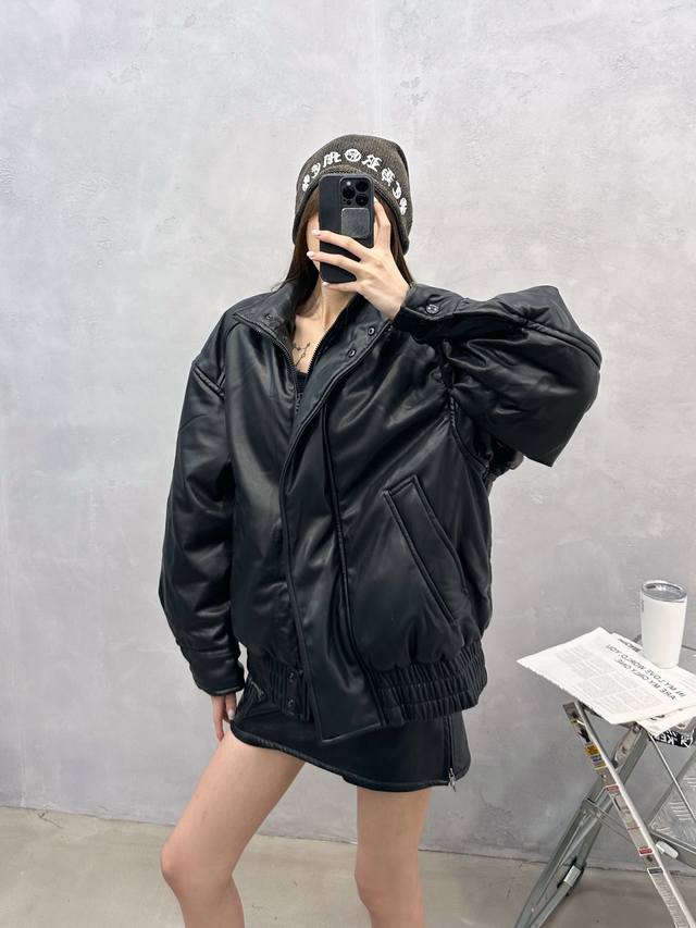 新款夹克棉服，进口蛋白皮面料，肉感十足仿真肌理手感超棒，下摆弹力带松紧，短款夹克版型，男女同款，后背搭配定制皮标徽章，尺码Sml