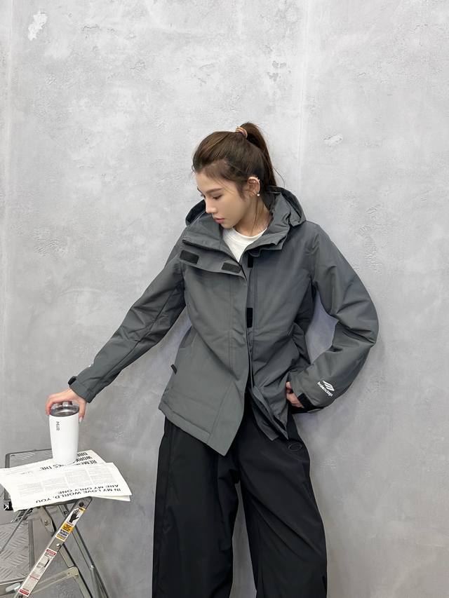 New｜ Skieear 3B Sports滑雪系列新款外套，进口暗纹肌理面部手感超棒，内胆夹棉保暖防风，胸前绣标采用3M反光胶印，酷帅满分，收腰版型显瘦显高，