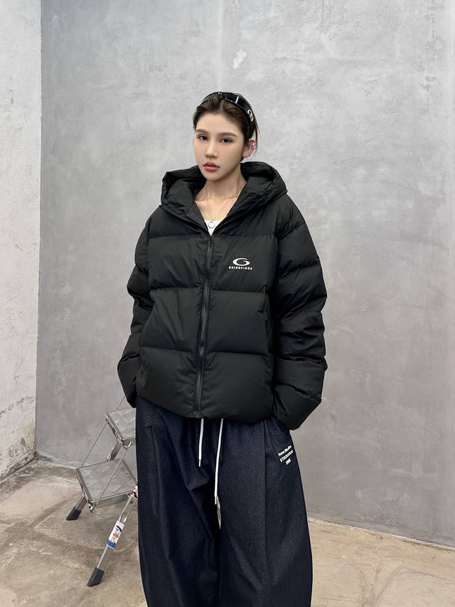 巴黎 ｜ 新款羽绒服，经典刺绣标，特殊涂层面料加90白鹅绒填充，男女同款，尺码Sml