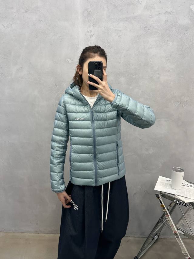 Miu ｜ 新款羽绒服，经典进口印花标，手工车线多间隔款式，超薄品牌无胆羽绒面料，90白鹅绒填充，休闲时尚，尺码Sml