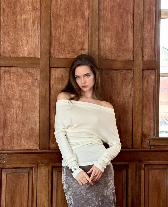 Rarely Alik* 2025秋冬新款一字肩上衣 面料超级亲肤柔软 甜美性感叠穿百搭神器 三色三码 Sml