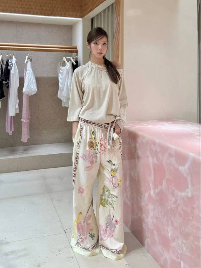 Mw 2025早秋新款编织一字上衣，肩部和衣摆纯手工编织，增加立体和质感，独特的设计剪裁，Sml