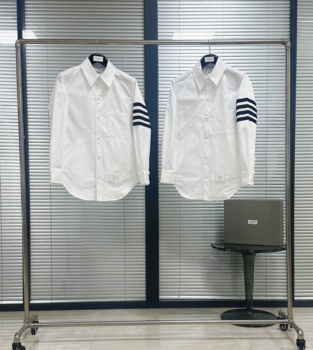 外套 Tb四杠尼龙衬衣外套 经典织带4-Bar 采用斜纹尼龙微防水面料 定制五金铜扣， 内里纯手工骨位包边 男女同款 Size：1 2 3 4 颜色：白色 卡其