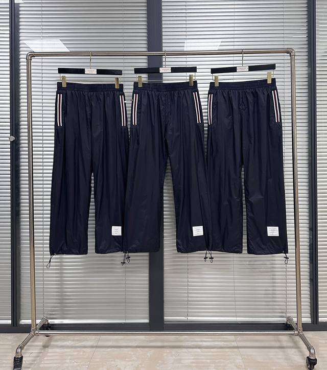 长裤 Tb彩边格纹尼龙休闲卫裤 早秋新款轻薄双层尼龙格纹长裤 定制尼龙格纹面料 轻柔透气不闷热 内里全棉网眼 口袋螺纹设计 不变形不起球 脚口锁扣设计 防风保暖