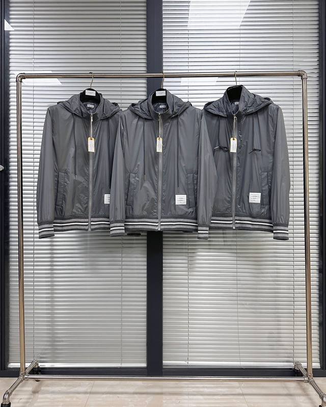 外套 Tb彩边格纹连帽休闲夹克 轻薄尼龙双层格纹外套 定制尼龙格纹面料 轻柔透气不闷热 内里全棉网眼 袖口下摆定制彩边螺纹 不起球不易变形 Size：1 2 3