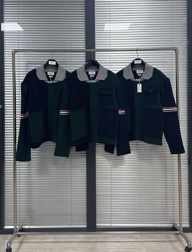 外套 拼色重工夹克 色纱纺织定制拼色款因制作复杂繁琐密度组织要求较高，采用12针进口Stoll机器，357进口Stoll机器，定染优质羊毛面料和高端定制涤面，