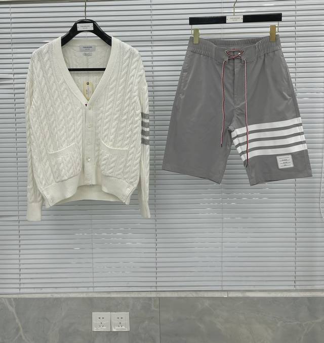 开衫 麻花编织开衫 德国进口斯托尔357针型机器编织粗条绞花，阿兰花4绞花针法，超紧密度与原版一针不差，一朵花不差对位编织而成，2 5Cm锯齿织带，天然贝壳扣，