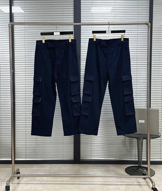 长裤 Tb水洗棉休闲工装裤 早秋经典剪裁工装长裤 色织内里口袋布 九分微阔直筒版型修饰腿部线条 兼具时尚与实用性 精致都藏在细节里 Size：1 2 3 4