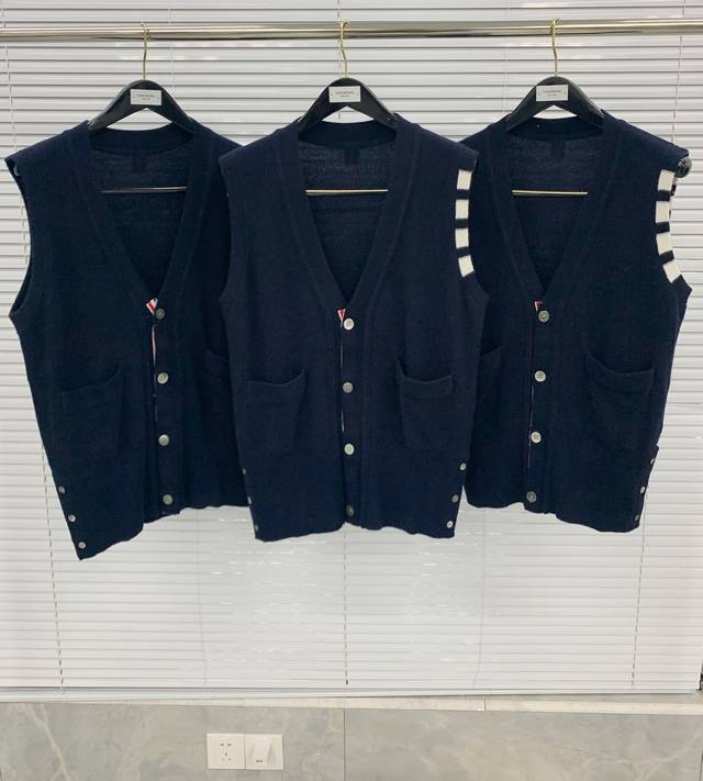 马甲 Tb羊绒马甲背心 万能搭配，叠加开衫，圆领等系列针织衫Ok，搭配衬衫、长Tee也Ok，简直是超能万搭王 轻薄柔软细腻，保暖并且兼顾时尚；深灰算是Tb经典的