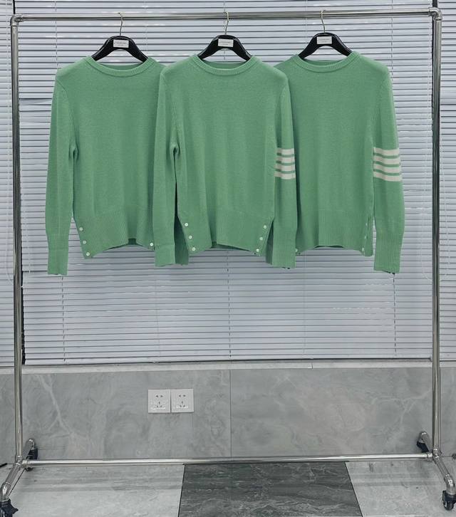 圆领 Tb新款澳毛圆领 购入1 1开版 单面加一乘一螺纹，整件全澳州羊毛材质，轻，柔软，亲肤，保暖性强。加上定制2Cm贝壳扣，定纺定染花纱 门禁4扣，下摆三口开