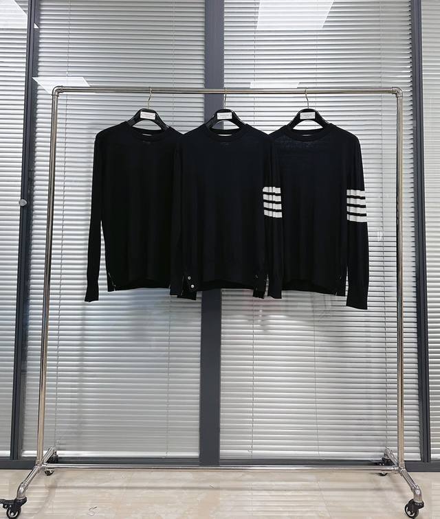 圆领针织 经典细支羊毛圆领毛衣 16针三系统进口机织，40支细羊毛早秋必入开衫，软糯亲肤不扎，粗细程度和 一样 经典四杠针织，门禁袖口采用深海碟贝 Size：1