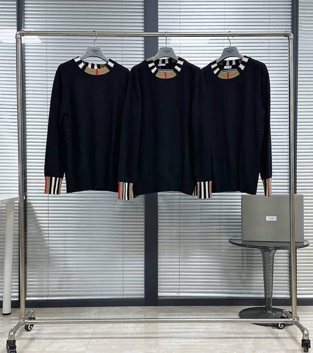 圆领 Bbr经典羊毛套头针织衫 经典卡奴尔羊毛 100%羊毛含量 软糯亲肤 最主要是保暖且版型极正 几乎和正品一致 Os版型 高难度领口嵌花圆领，整件衣服难度在