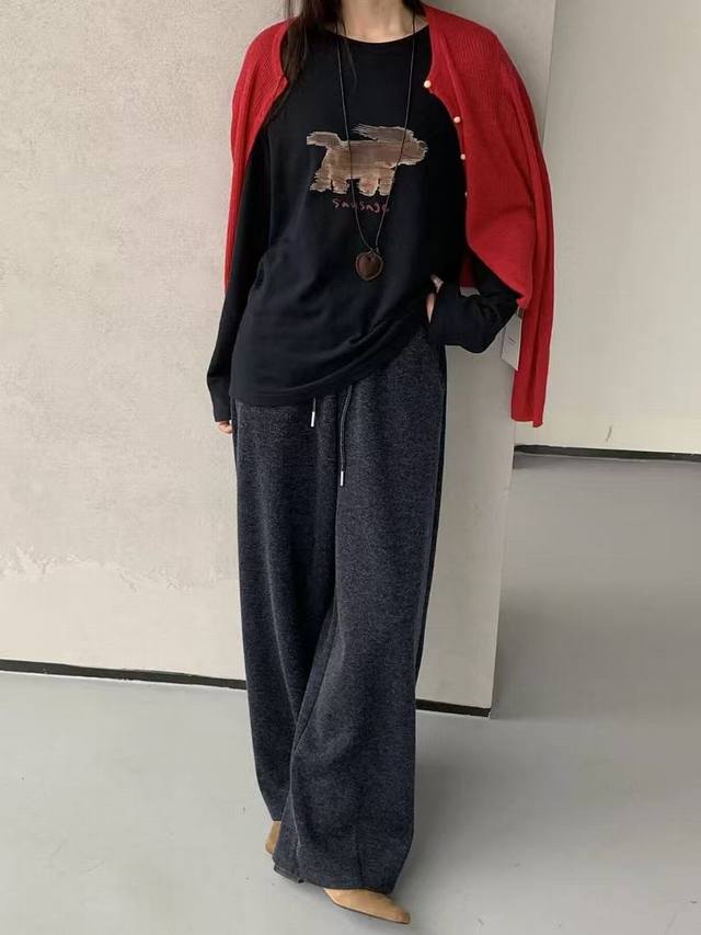 原版Nc 2025秋冬新款时尚抽绳休闲长裤，定制进口斜纹羊毛棉材质 毛呢质感保暖舒适 腰头抽绳松紧调节设计 增添造型层次感 面辅料开发 高腰直筒长裤剪裁 不挑身