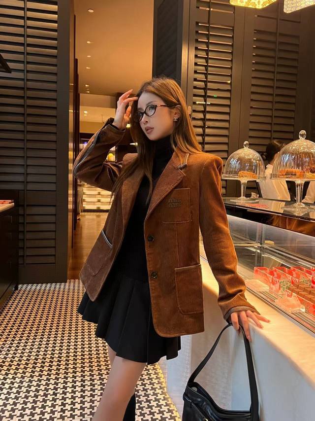 原版Mm 2025秋冬新款时尚潮流西装外套，复古老钱风，领口，口袋皮边拼接，撞色灯芯绒翻领设计，字母贴布绣口袋点缀，定制Logo钮扣，剪裁简洁大方，上身大气上档