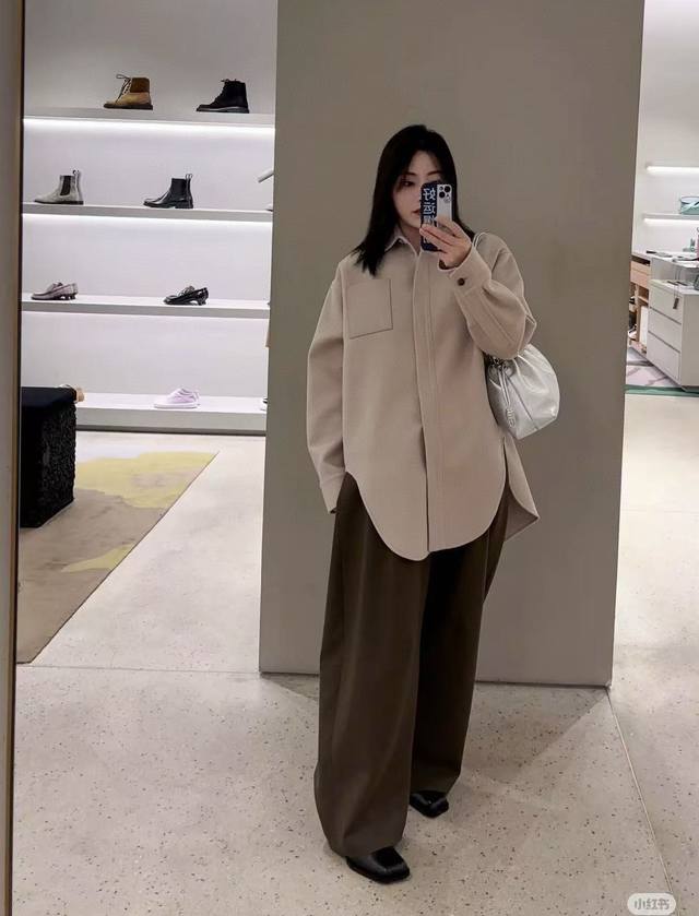 原版Low..... 2025秋冬新款时尚翻领衬衫款式双面羊毛呢外套，面料细腻柔软，Logo压花小绵羊皮口袋，定制Yb牛角扣，宽松版型设计，不规则下摆＇高端品质