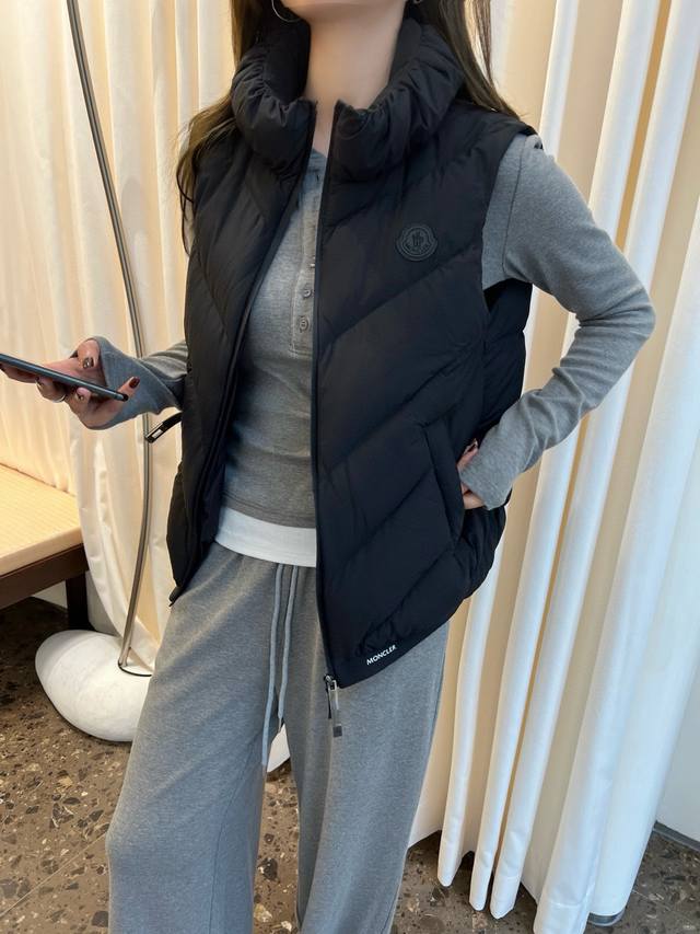 原版Mo 2025秋冬新款时尚立领羽绒服马甲外套，拼接字母印花织带，经典的袖标点缀 90白鹅绒填充 轻盈饱满，Yb1:1定制 高端品质，好看又保暖。原版3色，码