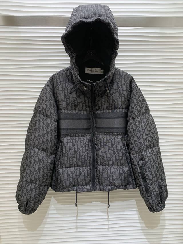 原版Dd......2025秋冬新款时尚经典老花提花连帽面包款羽绒服外套 ，高端品质：充绒量饱满 90绒填充，定制Logo五金配件，后背字母图案，经典老花上身洋