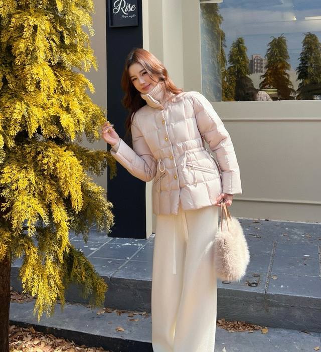 原版Bc 2025秋冬新款时尚立领短款羽绒服外套，质感超好 国标90白鹅绒填充，百搭单品推荐人手必备 简约大气设计 时髦又帅气 超级大爱自留款 原版开发五金配件