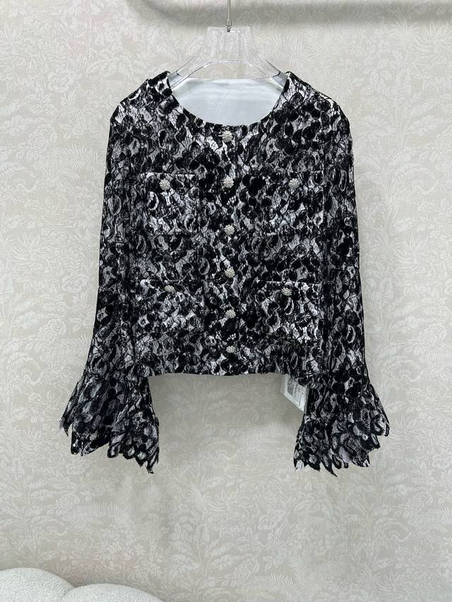 Chan*L 25新款高版本出货啦 Gd同款小香风套装 分开出售 高级定制植绒面料 百分百真丝内衬 注意细节区分版本！在的浪漫与珍珠的精致间解锁秋日穿搭新灵感～