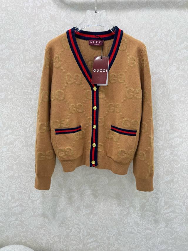 Gucc*25新款单排扣短款针织V领羊毛开衫 整体字母Logo 提花设计 领边经典红绿撞色 独家高版出品！定制双G五金真的很难不让人心动哇！轻轻松松就能让你颜值