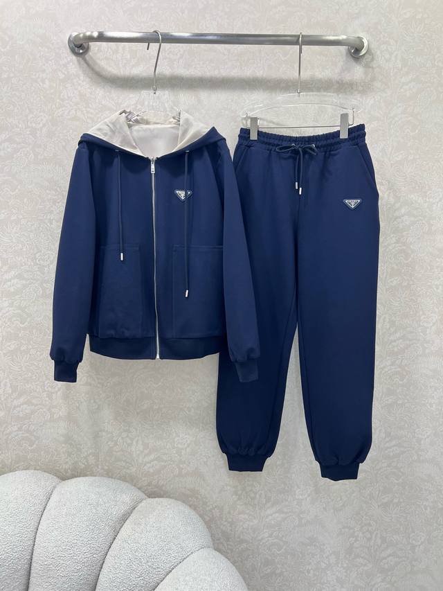 prad*25新款套装 双面连帽拉链外套阔腿长裤的组合 外套pd字母贴标 内里尼龙冲锋夹克面料 外套双面可穿 休闲复古又时髦 简约的撞色线条轮廓很有运动感 懒人