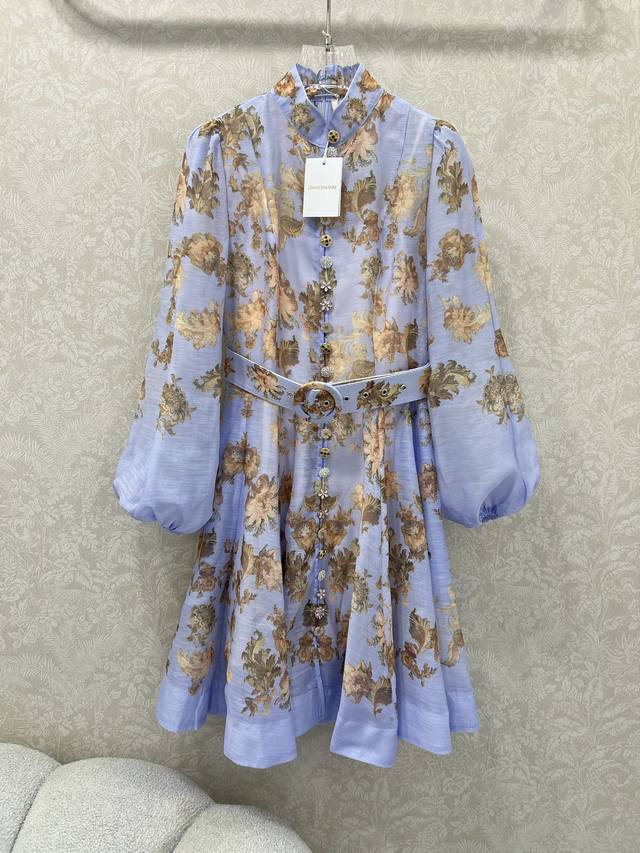 Zimmerman*兹 默曼 25新出紫色花色立领短款连衣裙 小立领和灯笼袖设计 前襟定制多宝花样五金 超吸睛让人眼前一亮 袖口收紧变成泡泡袖 配送本布色系腰带