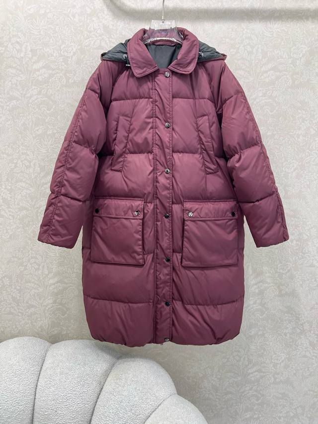 Bc老钱风穿搭！可拆卸连帽长款羽绒服 国标进口90%白鸭绒记忆丝面料防风保暖。铜链意式拉链头装饰，简约休闲大口袋实穿性强，随性又大气！经典版型不挑人上身超显瘦！