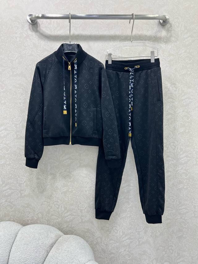 Louis Vuitt*N*25新款休闲运动套装 整套出售 连帽提花抽绳长袖套头束脚长裤的组合 上衣裤子均以老花Logo暗纹印花 真的太美腻啦~~休闲复古又时髦