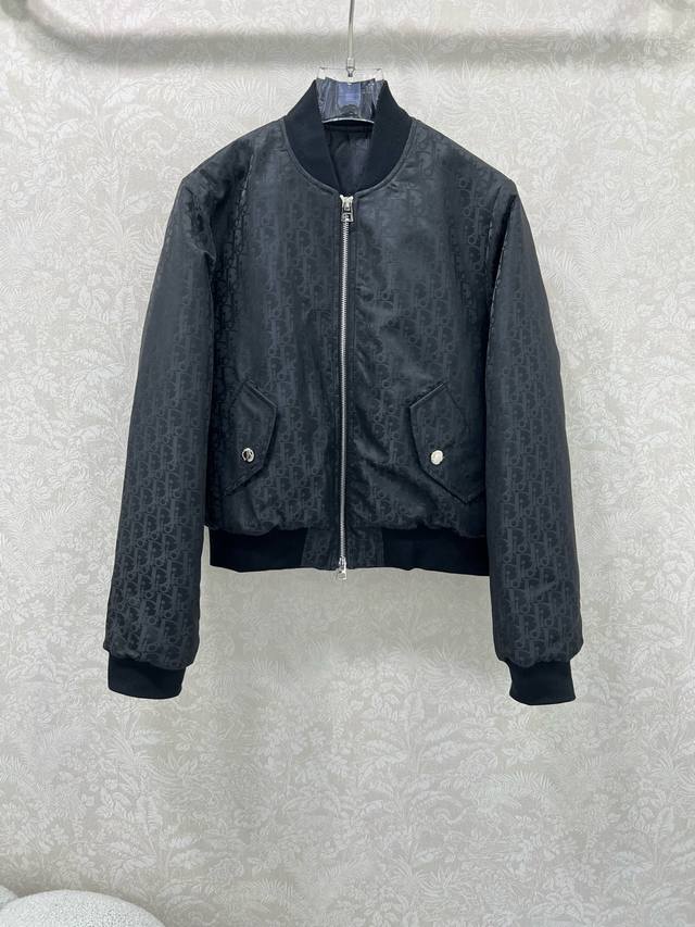 Dio*25新款螺纹领老花D字母暗纹印花夹棉夹克外套 大身通体以印花满铺作为亮点 字母徽标与定制五金相得益彰 袖口弹性松紧贴合身型 更轻便灵活下摆收紧设计 轻松