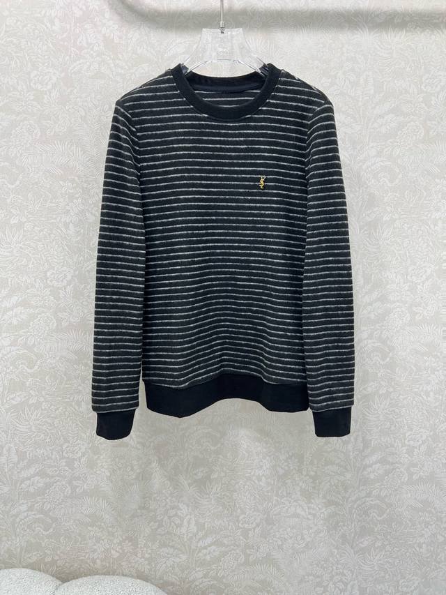 Ysl *25新款新款德绒条纹长袖打底上衣 定制Yb面料质感细腻 保暖穿搭舒适 胸前金属Logo凸显品牌格调 材质带有弹力 呈现显瘦视觉效果 领胸Logo秒变时