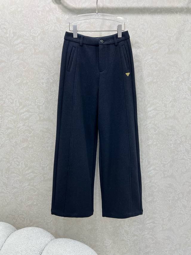 prad* 25新款厚款净色阔腿长裤 裤身经典三角标标装饰 两侧拼接裁剪视觉上完美收胯 整体计拉长人体比例 休闲直筒裤 丝滑舒适 百搭单品 ！高腰阔腿裤型完美纤