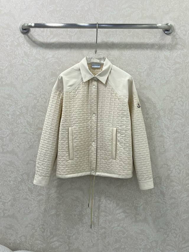 Moncl*25早秋新品几何绗缝薄，肩部采用有机棉斜纹布增加的挺括感，抽绳下摆设计宽松版型百搭不挑人，休闲帅气减龄公感，可轻松作为叠搭穿着。两色1.2.3码