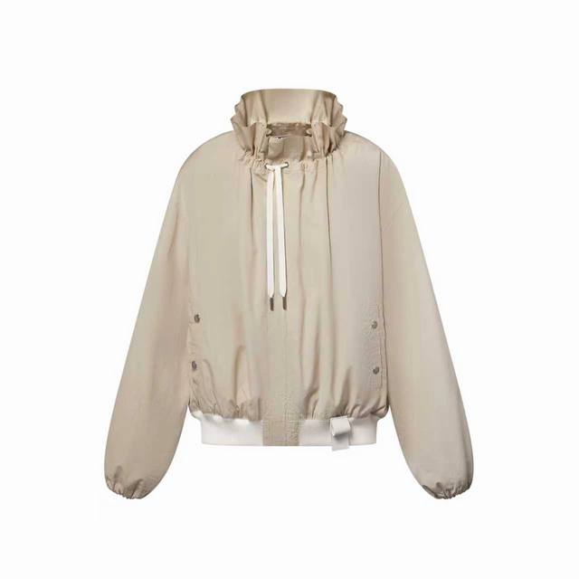 独家首发原单品质 Louis Vuitto*25 新款花瓣领外套，浅米色纯棉绸面料柔软舒适又抗皱，轻盈透气适合多季穿搭！复古花瓣立领抽绳设计，是日常出街或Cit