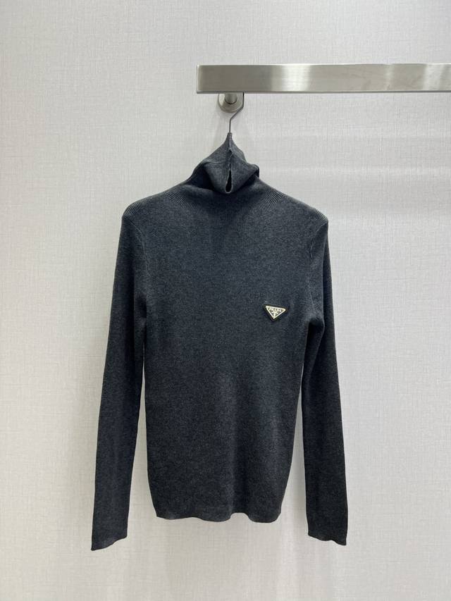 强烈推荐 pra*2025秋冬新款 堆堆领三角牌羊毛长袖打底上衣 高弹力 经典毛衣 质感细腻软糯。经典减龄单品！版型不挑人上身巨显瘦！白富美必收的完美单品。质感