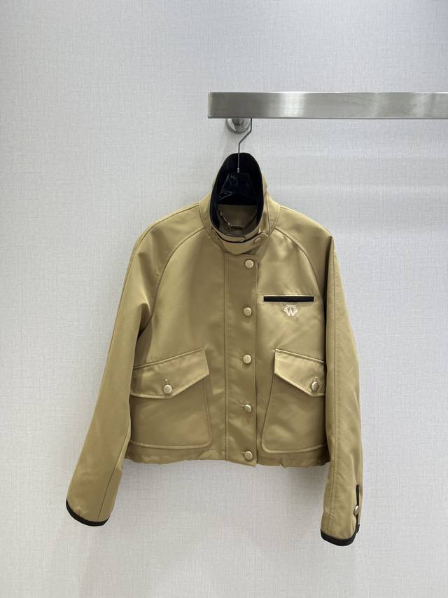 强烈推荐 Lp*2025新款立领外套 上身轻松分割身材比例 吸睛又高级 简约不失经典 时髦高级感满满 减龄又青春洋气 上身舒适又时尚休闲 宽松版型百搭不挑人 一