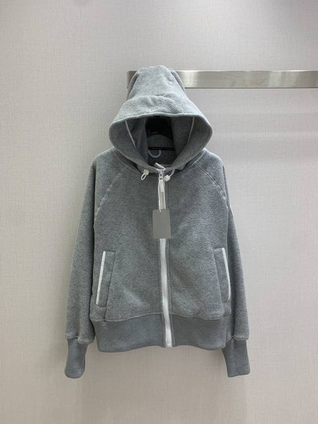 强烈推荐 大鹅*2025新款带帽毛绒绒外套 超时髦的!秋冬必备款!搭配冲锋衣或者羽绒服冬天跟冷Say Byebye~2个色 S-M-L码 强烈推荐 大鹅*2025新款带帽毛绒绒外套 超时髦的!秋冬必备款!搭配冲锋衣或者羽绒服冬天跟冷Say Byebye~2个色 S-M-L码